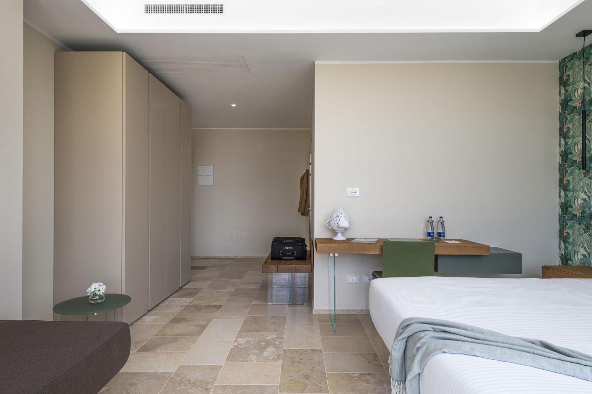 Deluxe Room,1587015856:JPEG